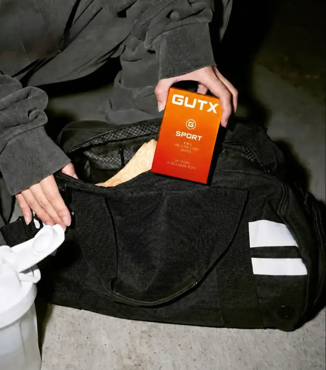 Une boîte GUTX glissée dans un sac de sport