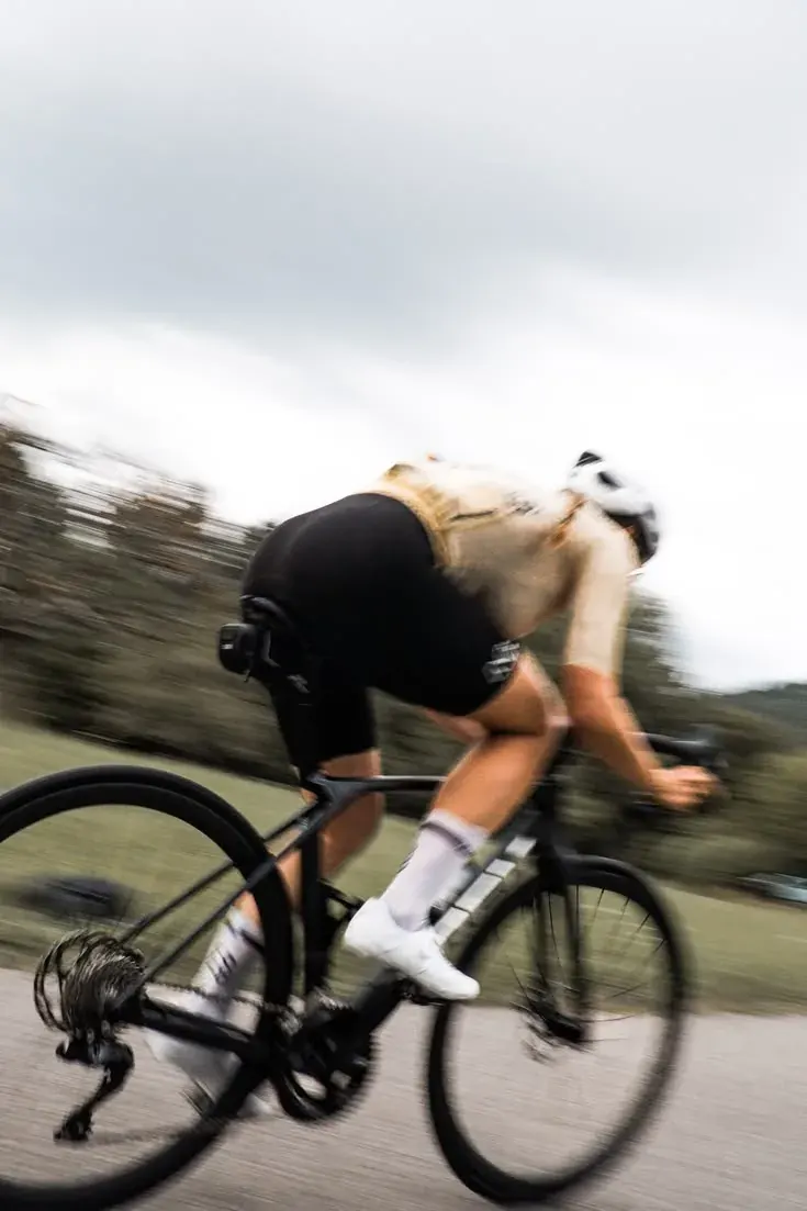 Un cycliste en pleine vitesse